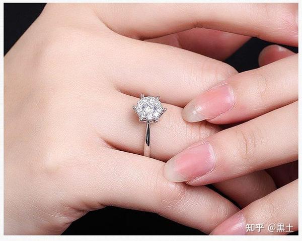 总结一下,求婚戒指等同于订婚戒指,这枚戒指是男方送给女方的定情信物