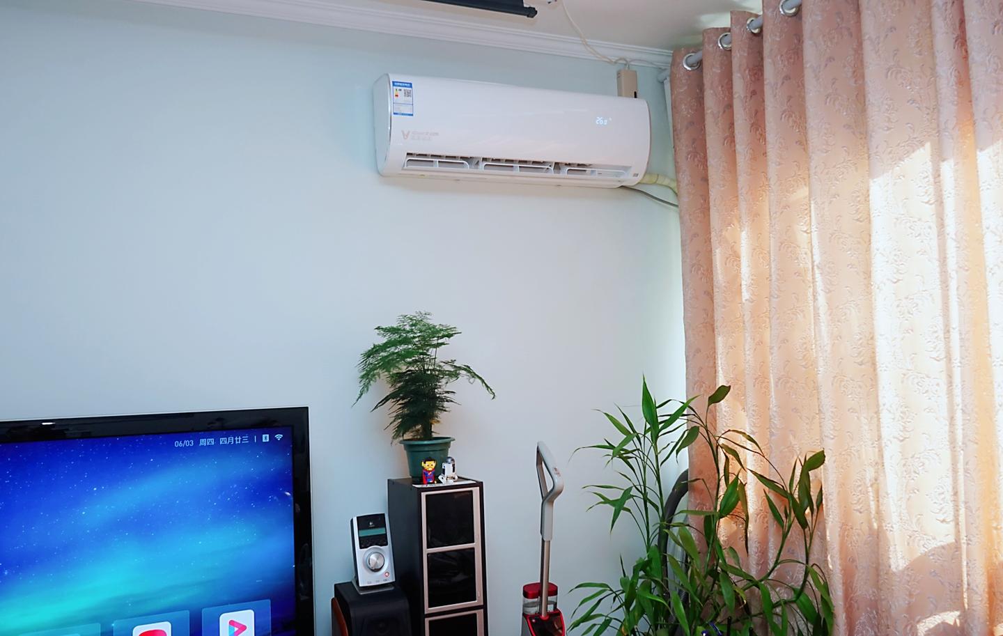 客厅的一台空调,是当年新房入住后就购买的2p定频柜式空调,十多年的