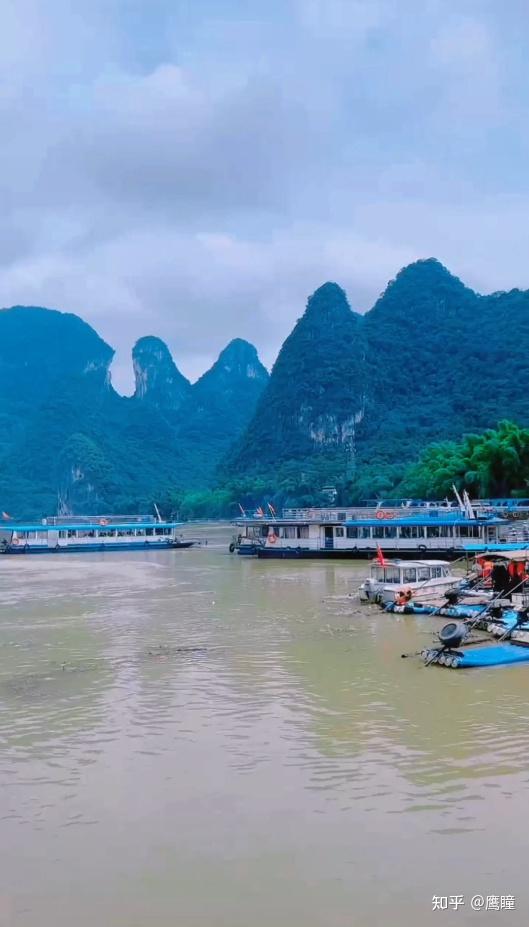 游船如织,客人人头攒动,一点小雨 丝毫没有减少 大家青睐桂林山水的