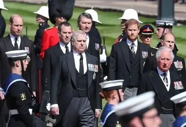 葬礼开始前,全英国民众默哀一分钟.