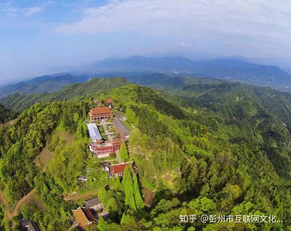 丹景山位于四川省彭州市丹景山镇,距成都西北50公里,海拔1147米,境内