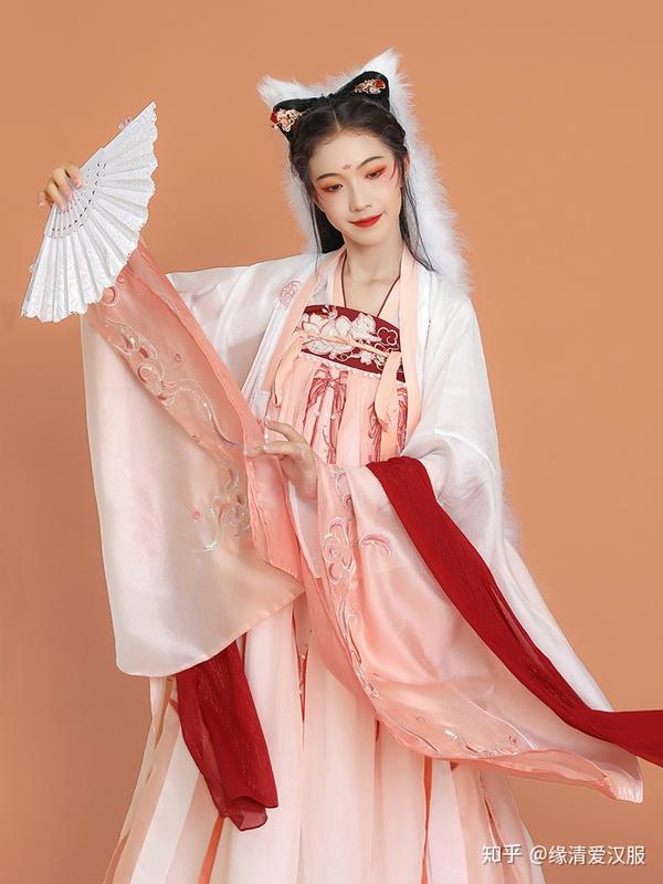 品名:小狐狸套装 价格:大袖衫 上襦 吊带 下裙 523元 店铺:汉尚华莲
