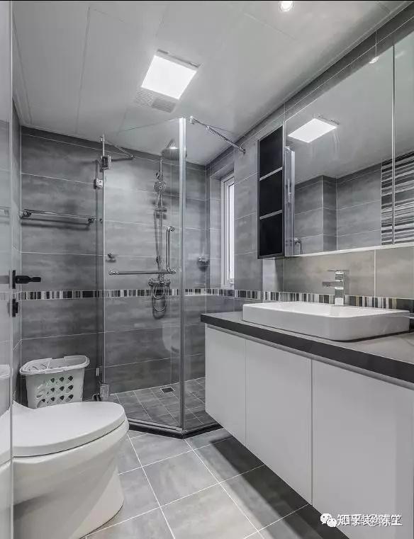 现代卫生间灰色仿石材瓷砖,定制白色浴柜,深灰色台面,镜柜收纳,角落
