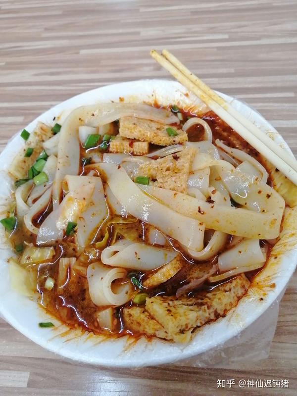 嗦一份六块钱的凉皮,填补此时此刻内心的忧愁