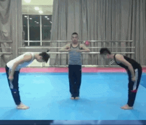 gif搞笑趣图萌萌哒:可乐曼妥思炸弹