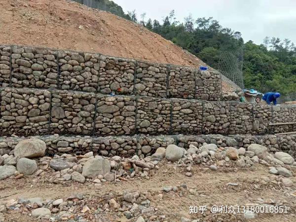 山坡护脚格宾石笼挡土墙