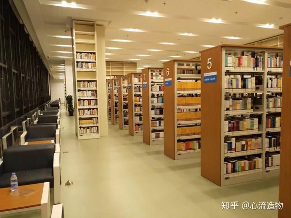 图书馆内整齐陈列的书籍