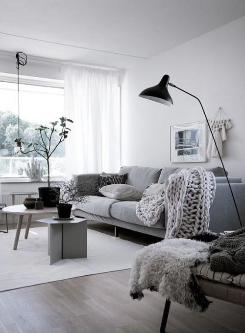白色木地板配白墙,线板窗框室内门也全是白色,家具再刻意选黑灰色系