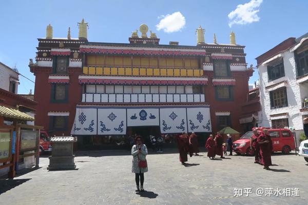 在"盘丝洞"里看书 大昭寺与小昭寺相距不远,小昭寺在一条热闹的步行