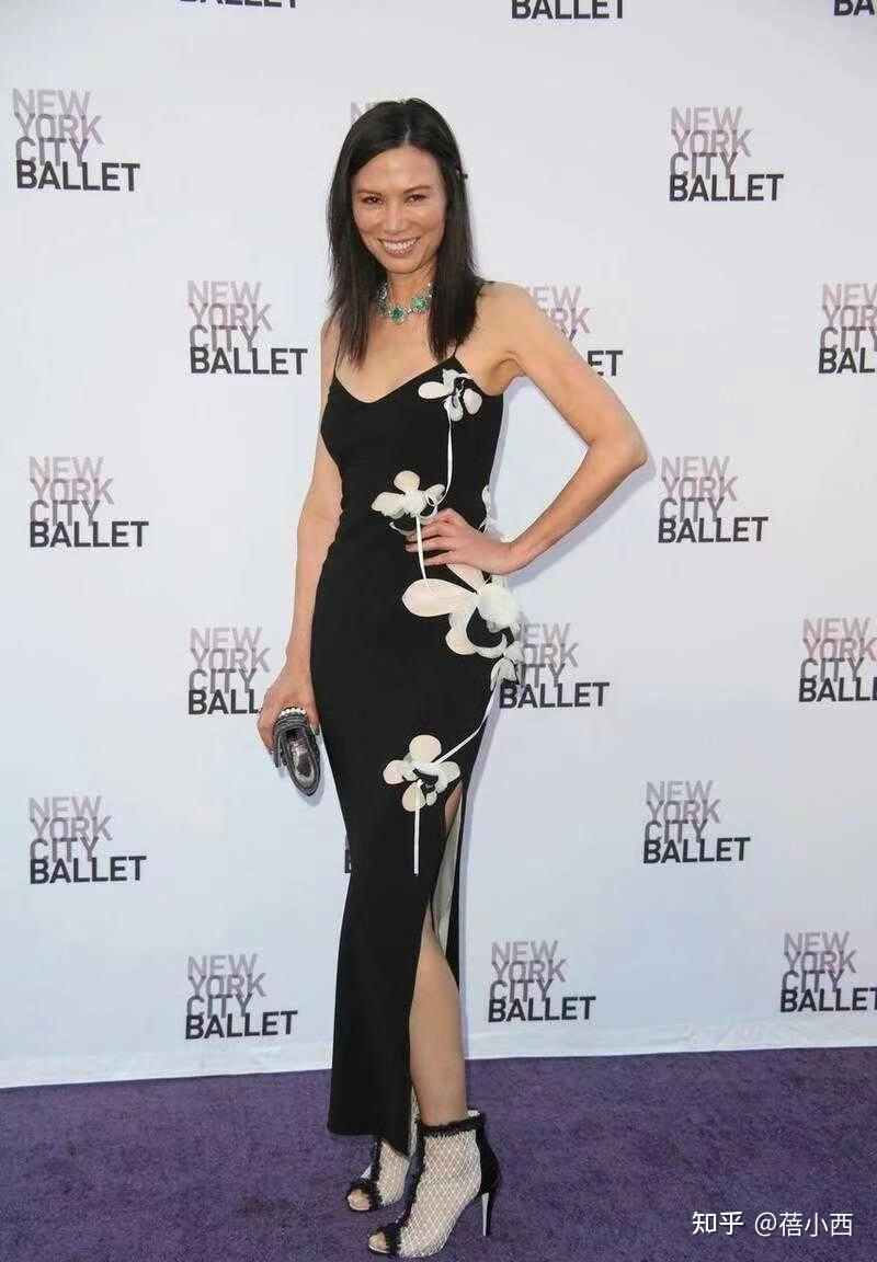 身价268亿的邓文迪52岁年纪却还有28岁身材穿吊带裙气质惊艳