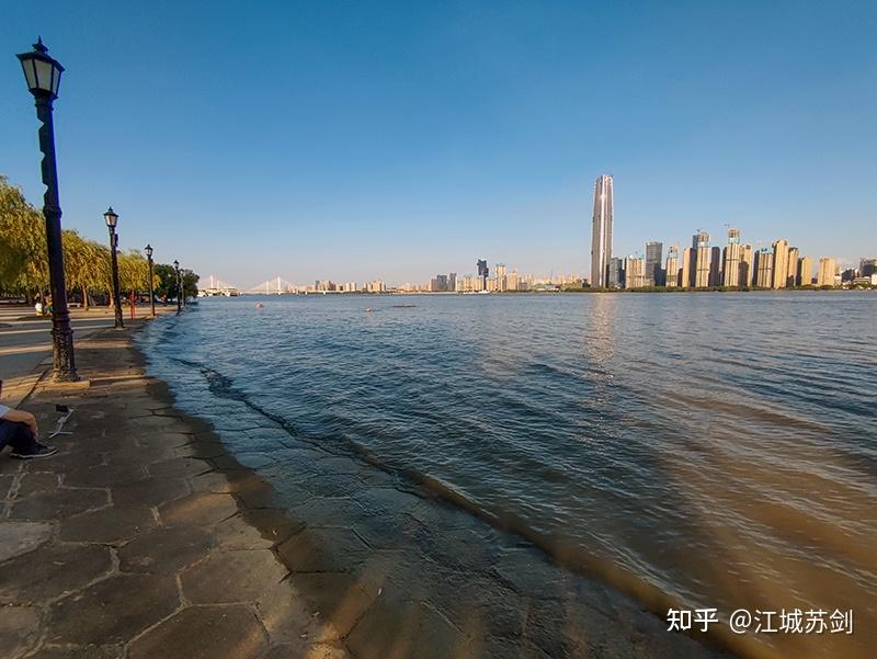 近期长江武汉段水位上涨市民纷纷前往汉口江滩长江边观秋汛