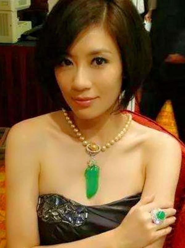 女星吓坏金主,直言翡翠不够百搭丨赔前夫千万,年过40逆袭小鲜肉