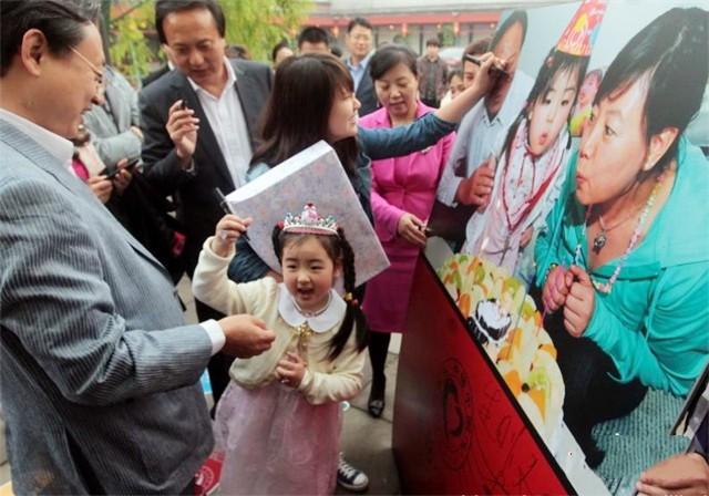 还记得汶川地震时的让路女孩吗她现在很好已经上高中了