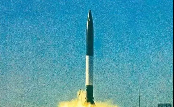 1966年,中国第一枚核导弹点火发射.