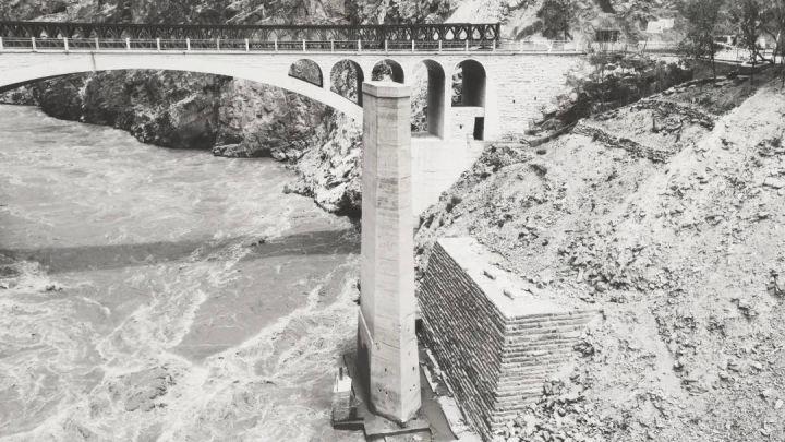 骑行川藏线第十五天,怒江大桥有一座特殊的桥墩!