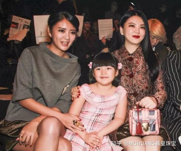 李湘晒一家三口合照王诗龄的手链亮了两条值5万人民币