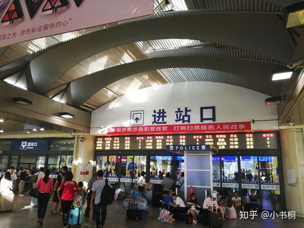 正值暑运高峰,进站口也格外拥挤