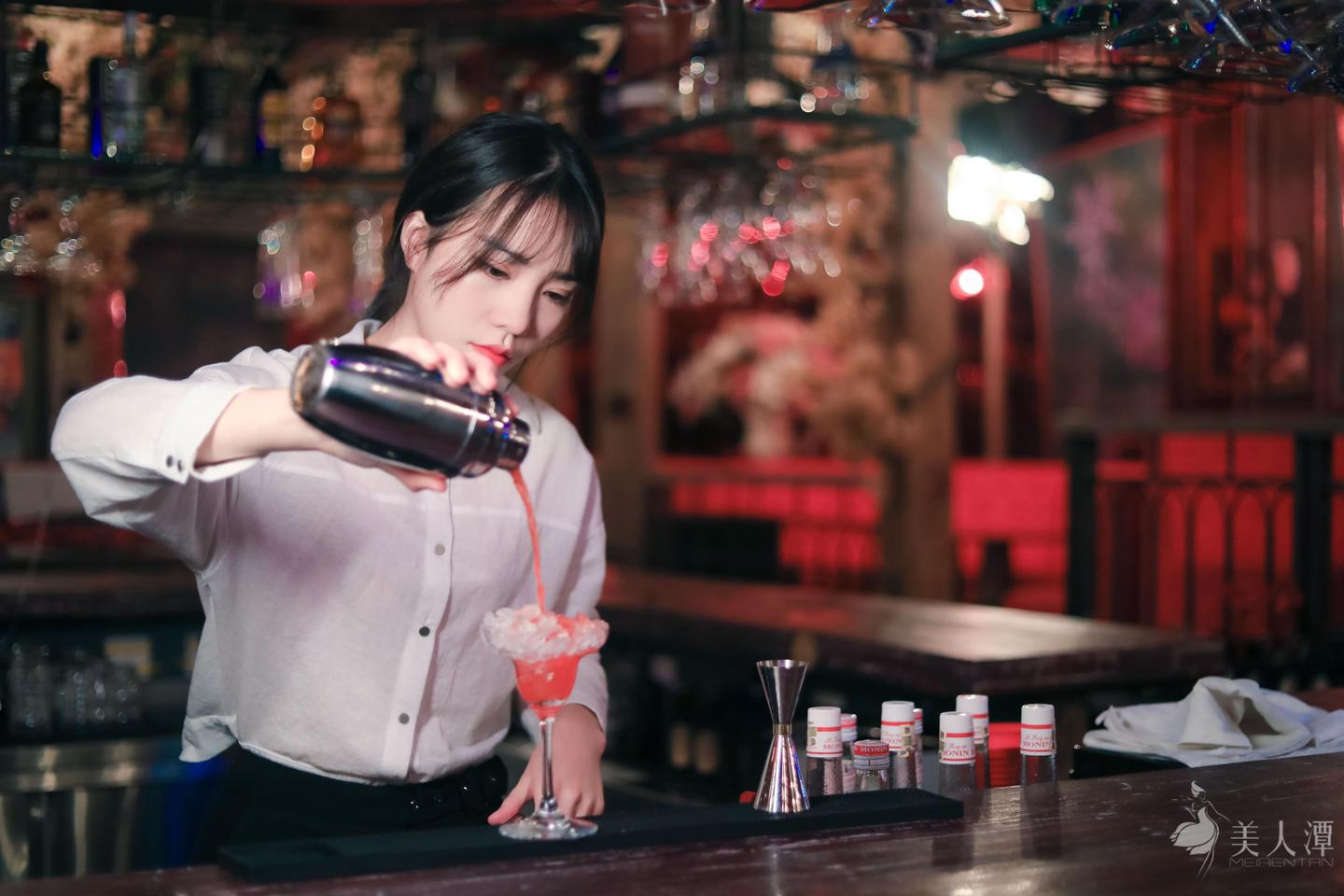 专访 ▏95后美女调酒师:深夜中的聆听者
