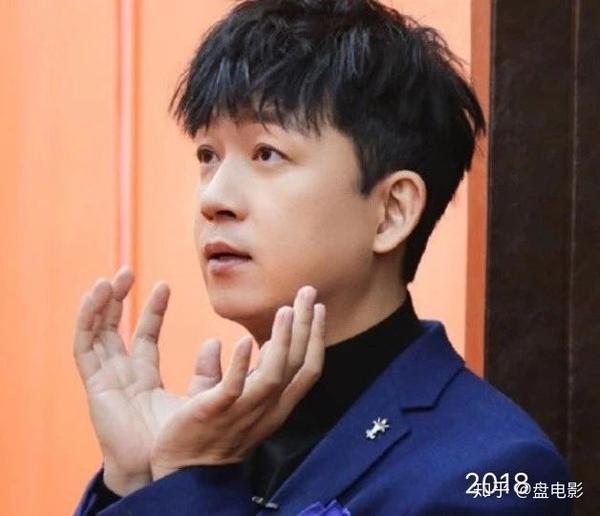 2018年,参加《声临其境》的潘粤明再度胖了回来,这肉肉的下颚线,认真