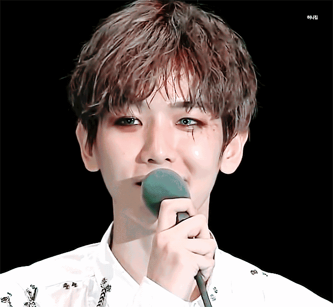 这个男孩子太精致了吧 上个星期看见的 百度了一下,是叫边伯贤对吗?