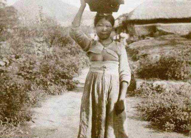最近传的那个韩国女性服饰老照片,胸部一点不遮是真的