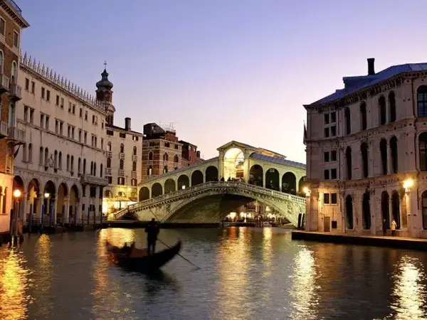 热那亚大学,热那亚美院 宜居指数:四颗半星 城市简介:威尼斯是意大利