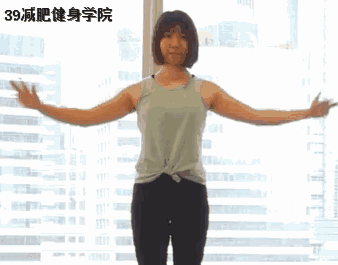 动作要点:展开双臂,微微后缩背部,慢慢环绕肩部,做的时候不要耸肩.