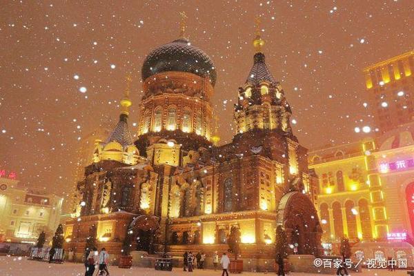 大雪来袭,哈尔滨索菲亚教堂上演"雪色浪漫",美如童话
