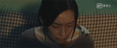 在惊悚氛围的渲染上尤为突出,下面这一幕吓得我抓紧了棉被才坚持看完