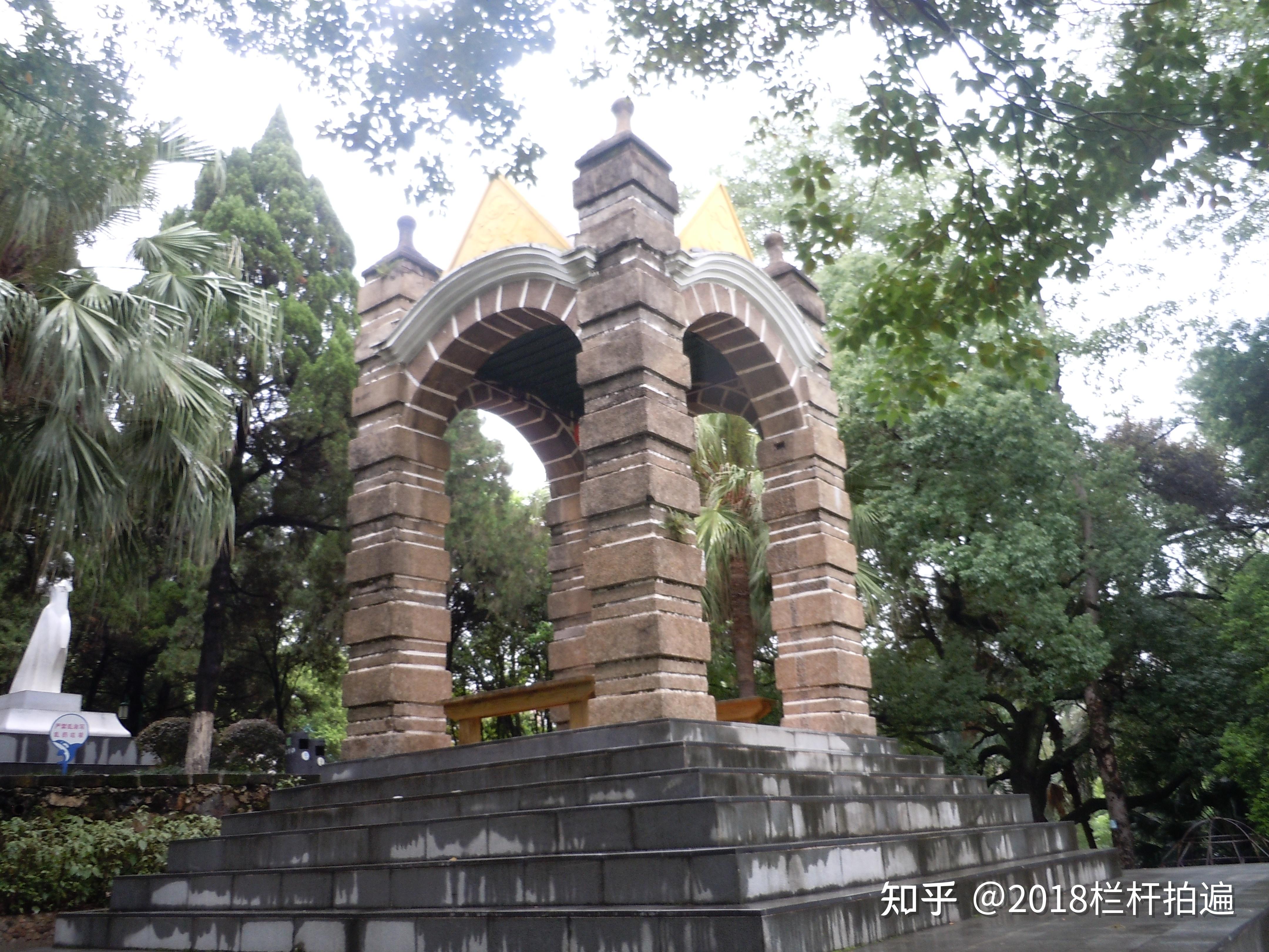 龙岩小雨中的中山公园