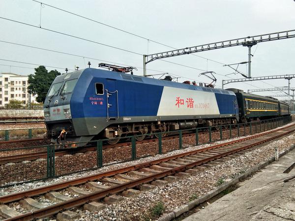 0467号和谐1c型电力机车牵引k4311次列车晚点出柳州站