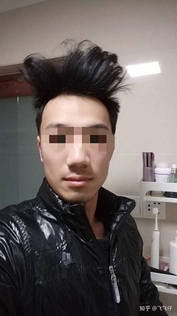 男生两侧的头发特别硬,我该怎样解决,去理发店软化头发可行么?