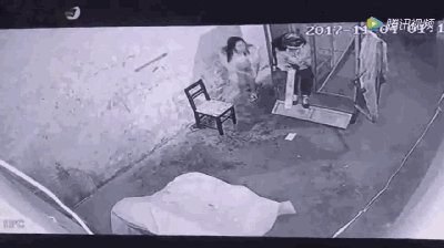 在鬼屋扮鬼比游客闯关刺激多了
