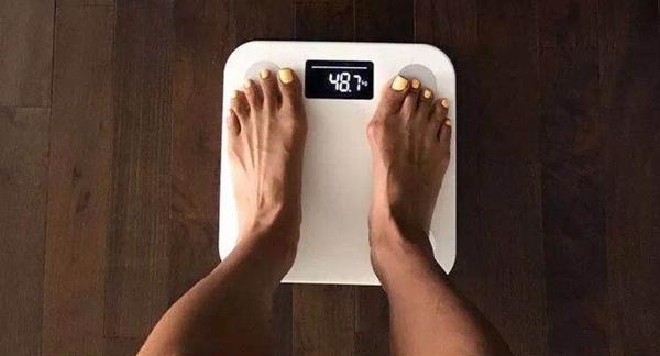 的瘦,如果不是严格的管理 不会有这么漂亮的身型" (金俊熙现在的体重)