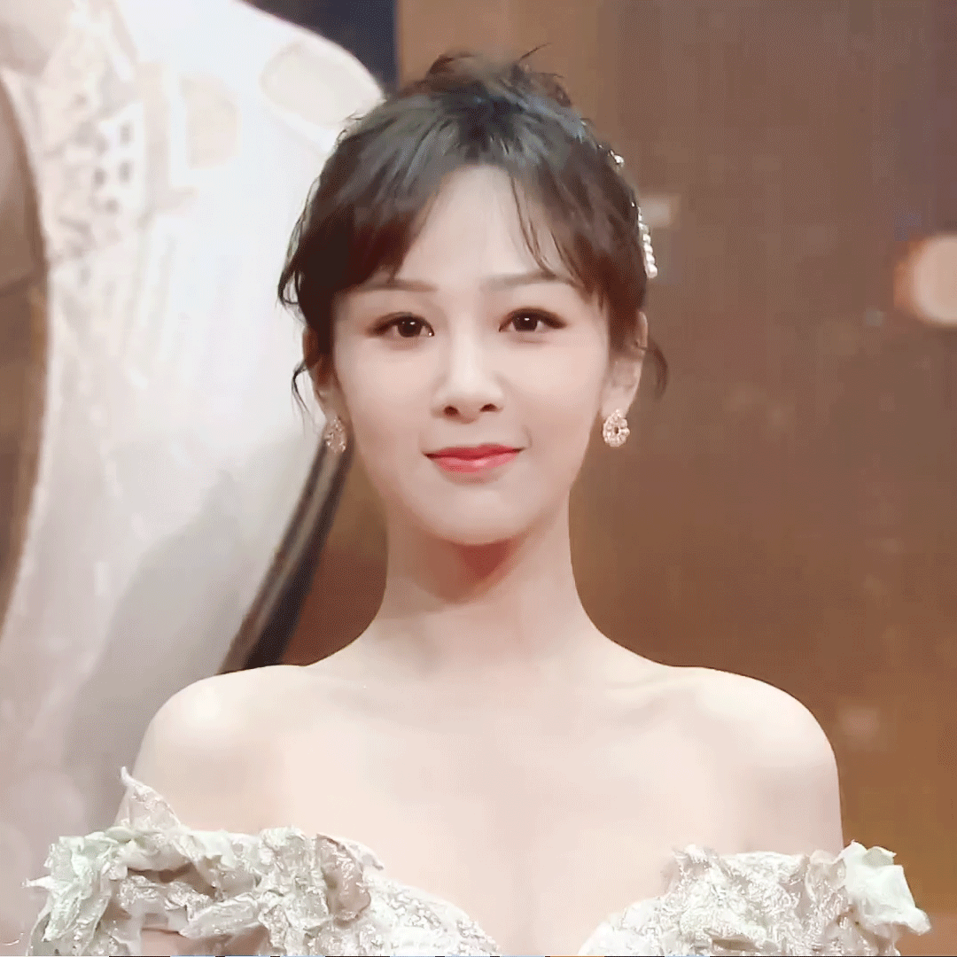 前段时间有肖战帮忙提裙子,这次又和李现同框,不得不说,杨紫可谓红毯