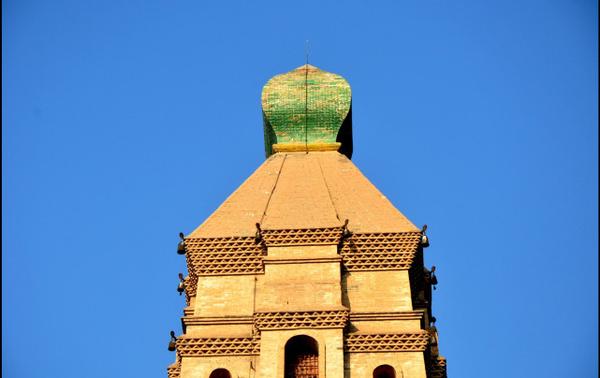 北郊宝塔寺内,俗称北塔,黑宝塔,与银川市内西南角的承天寺塔遥相对峙