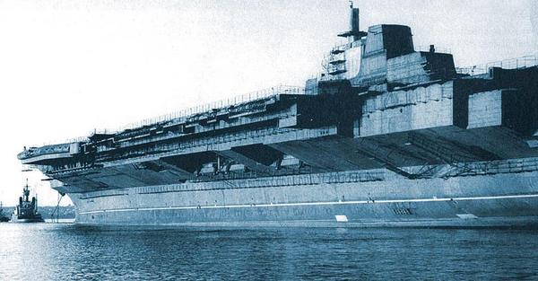 后来的库兹涅佐夫号)与刚刚下水的里加号航母(左,即后来的瓦良格号)