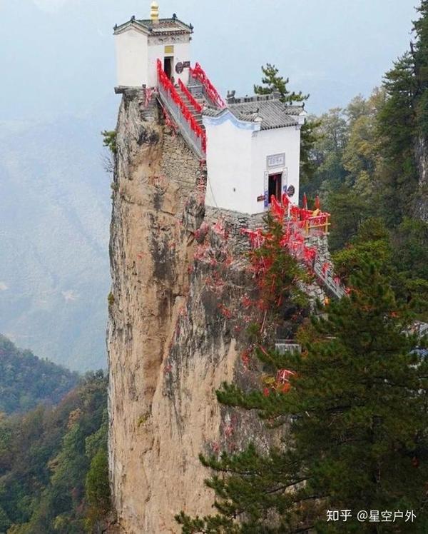 伫立悬崖千年的中国八大最险寺庙你都去过吗