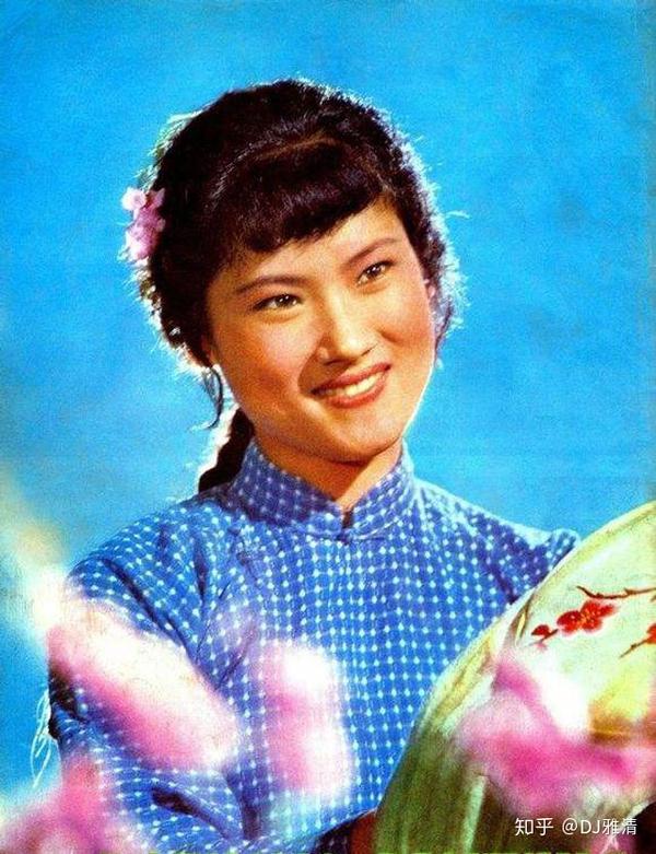 杨昭彩是著名影星王心刚的妻子,原本也是演员,而且唱歌很好听.