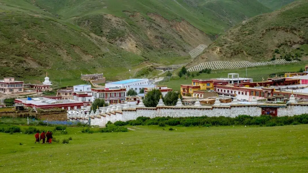 处在最美的横断山区,且集中四川70%的美景,并由一南一北两大藏区瓜分