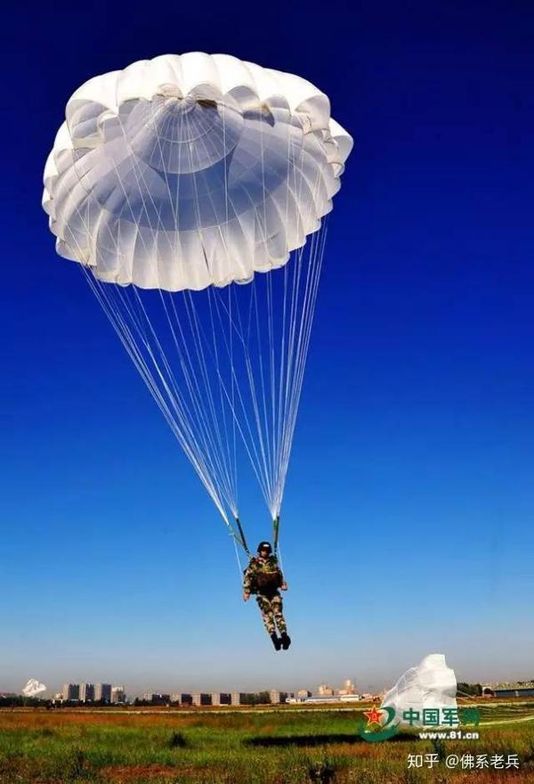 专业训练:作为一名空降兵,跳伞是人人必学必会的项目.