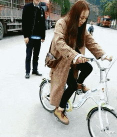 搞笑gif段子:老婆厉害还是鳄鱼厉害,一目了然!