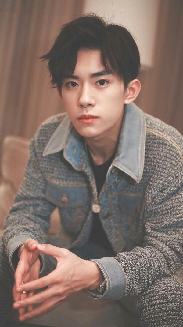 易烊千玺霸气照图片