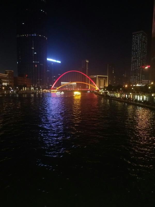 在桥上走走停停,坐在海河边,聊聊天,看看夜景,美美哒.