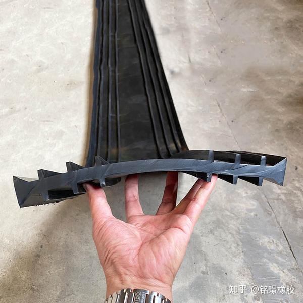 中埋式橡胶止水带主要适用于变形缝用止水带,用b表示;适用于施工缝用