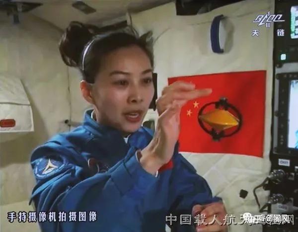 王亚平太空授课展示陀螺运动;图源中国载人航天官网