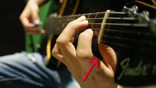 如何正确的练习吉他的左手手型?