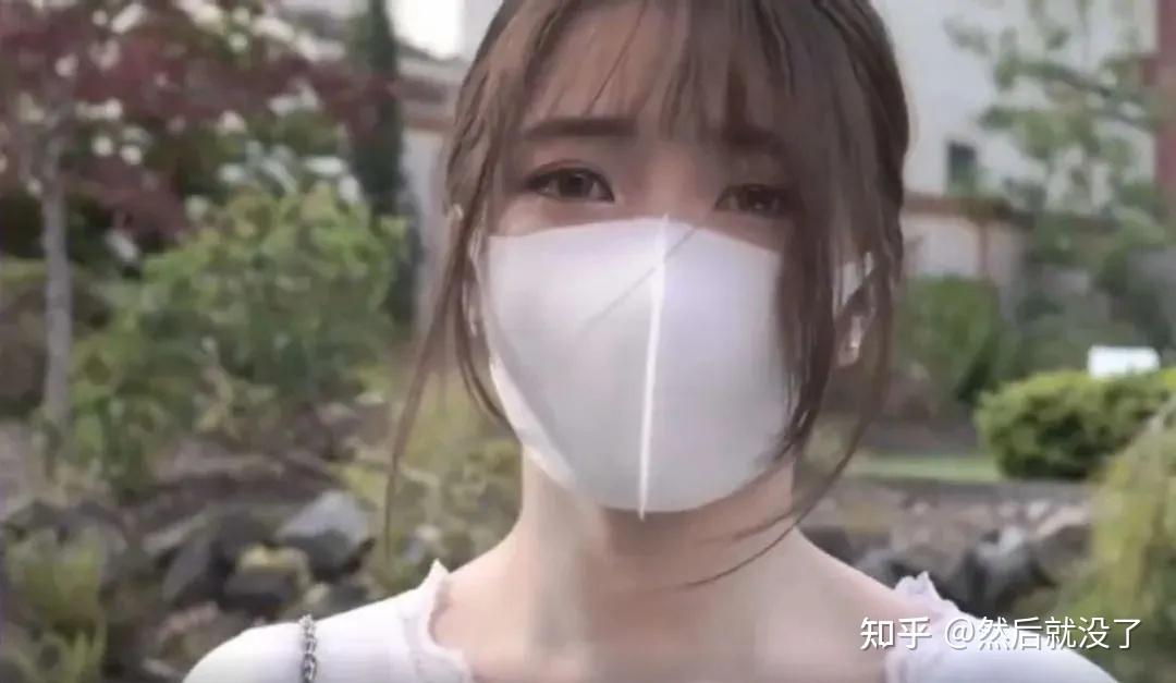 小团团晒首套高清写真撞脸玩偶姐姐