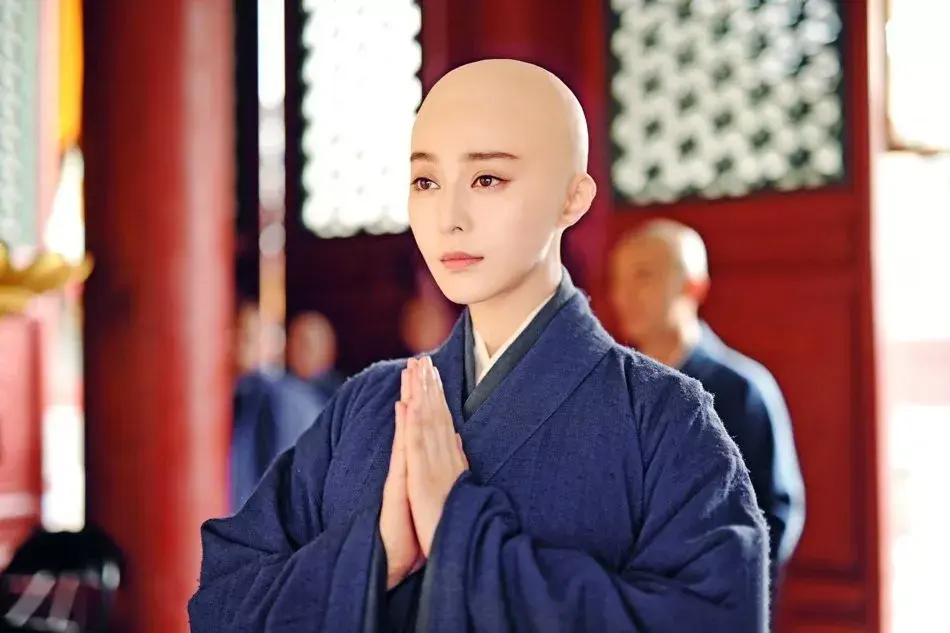 其中拍摄剃发为尼的剧情时,便是使用特效光头技巧来实现的啦,因为女