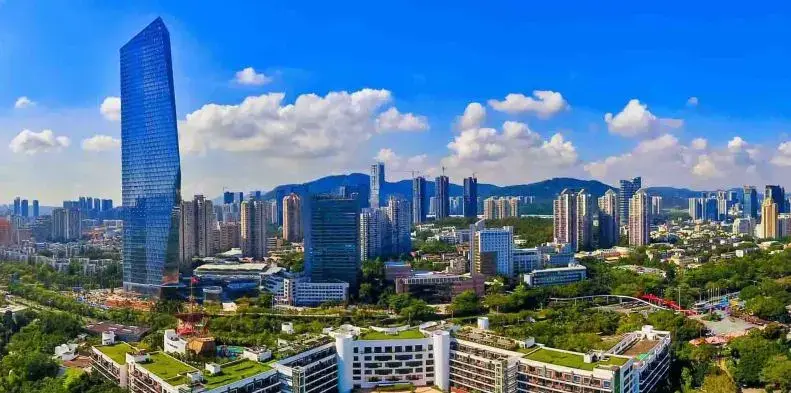 1995年,华侨城物业(集团)有限公司在深圳成立,秉承华侨城集团在"花园